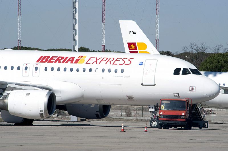 El nuevo laudo de Iberia fija un recorte salarial del 40% para los nuevos pilotos