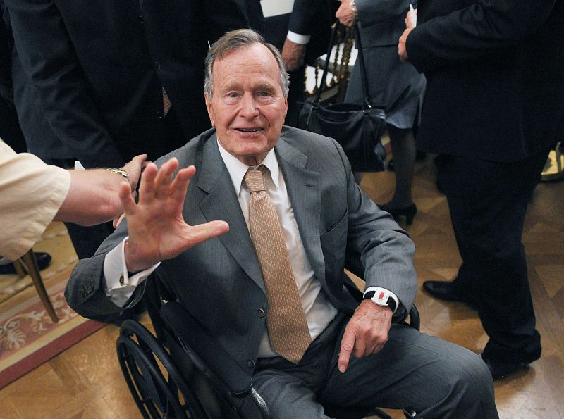 El expresidente de EE.UU. George H.W. Bush está en cuidados intensivos por una bronquitis