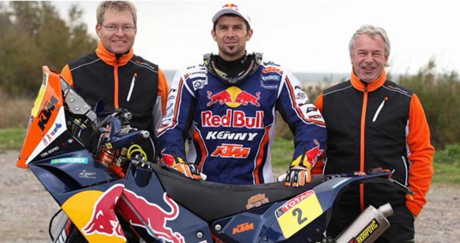 El piloto Cyril Despres posa junto a miembros de su equipo antes de participar en el Dakar 2013.