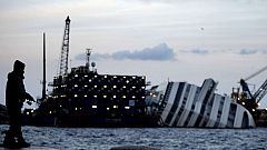 El Costa Concordia sigue encallado en la isla italiana de Giglio un año después de su naufragio
