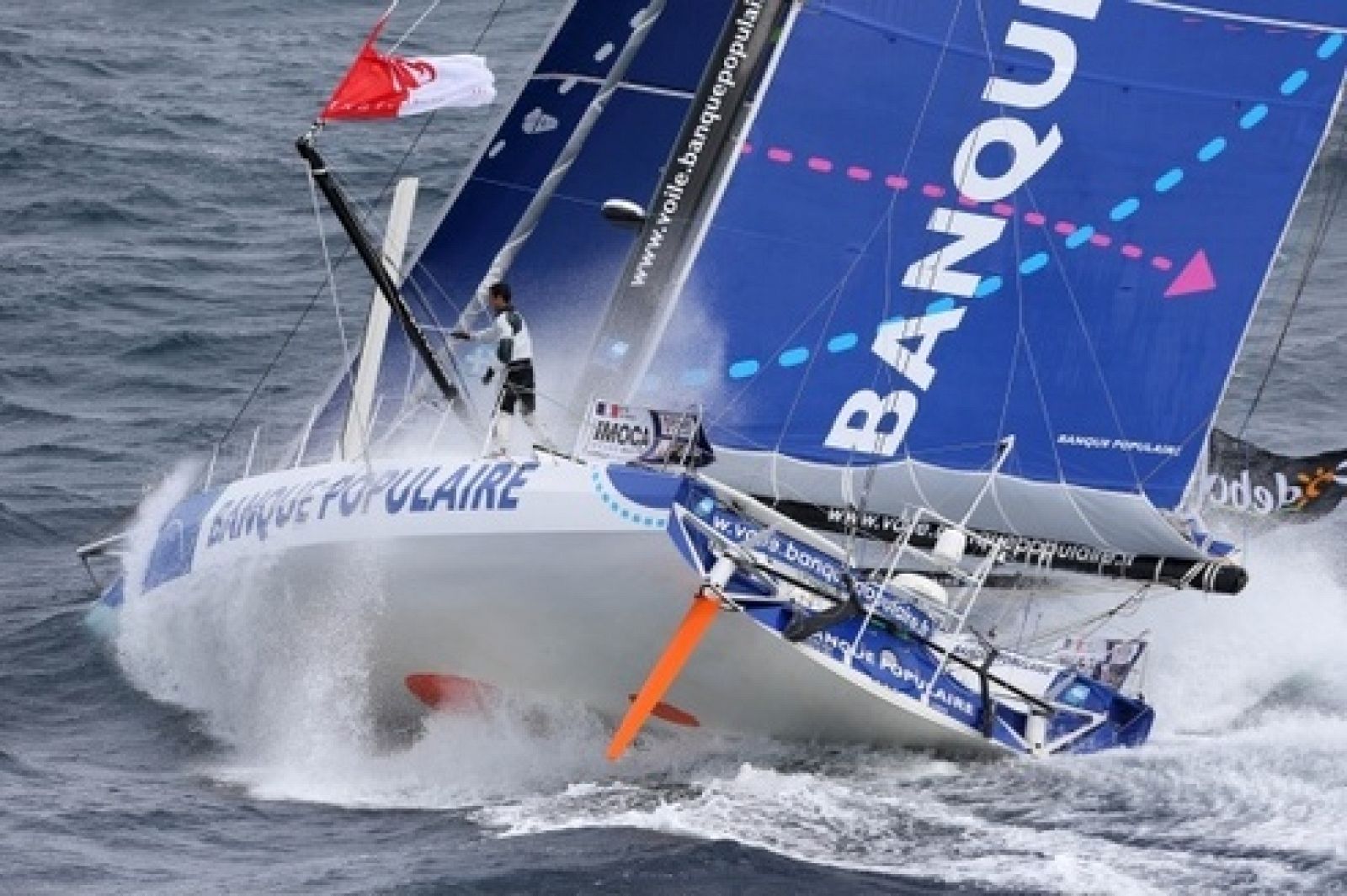 El 'Banque Populaire' es el segundo clasificado de la Vendée Globe.