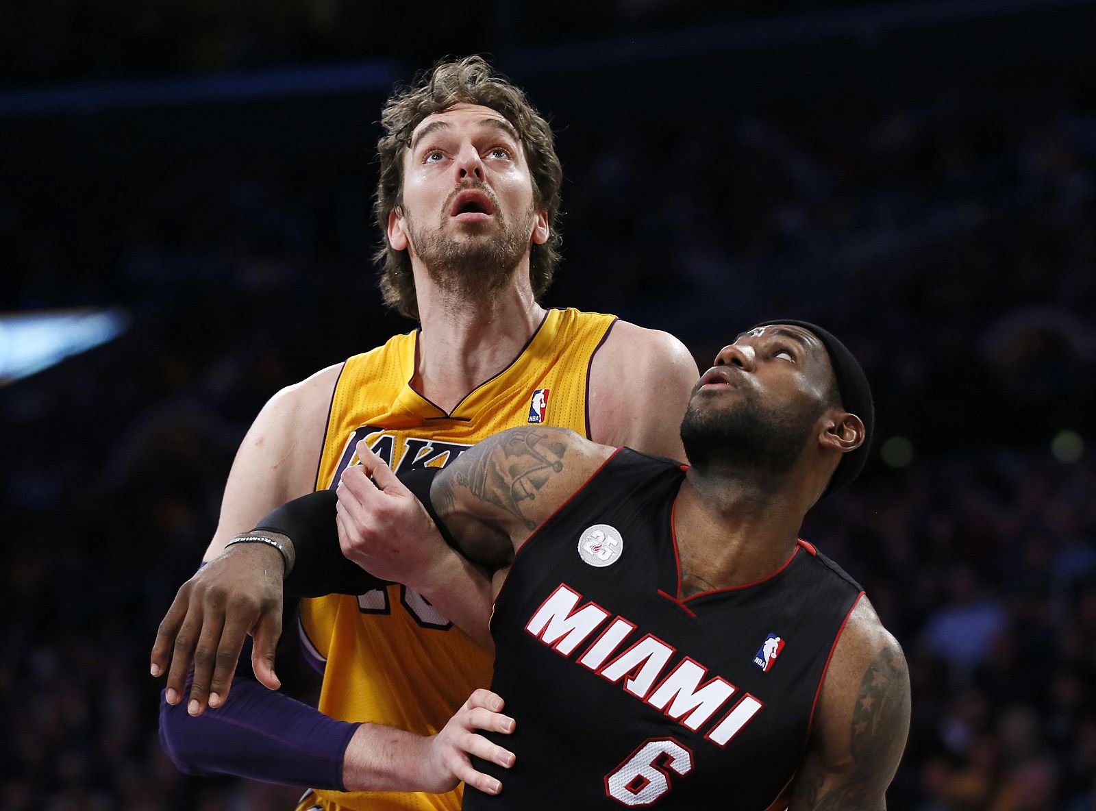 Pau Gasol pugna por el balón con LeBron James.