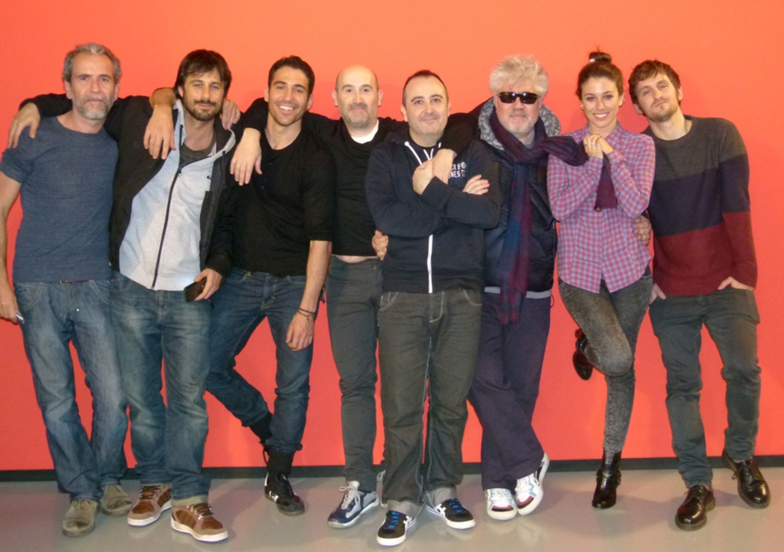 Almodóvar y su equipo de actores, después de ver la primera proyección