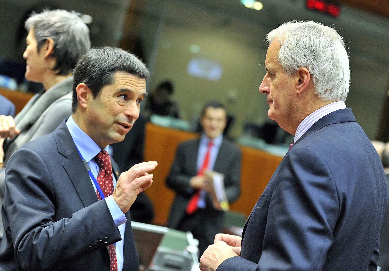El ministro de Finanzas de Portugal, Vitor Gaspar, con el comisario europeo de Mercado Interior, Michel Barnier