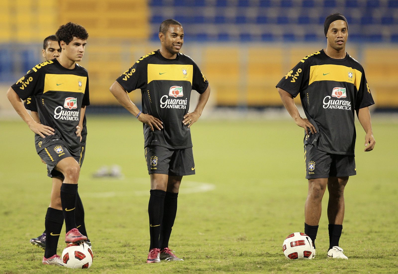 Ronaldinho (dcha.), en una convocatoria anterior de la selección brasileña junto a Robinho
