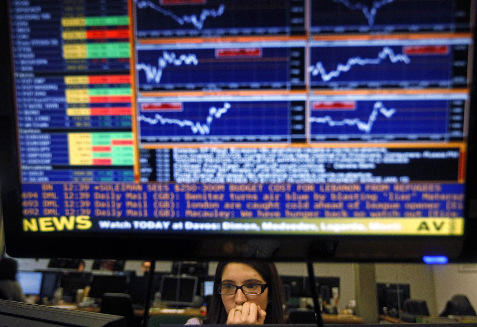 Un 'trader' observa la evolución de la prima de riesgo en un banco en Lisboa