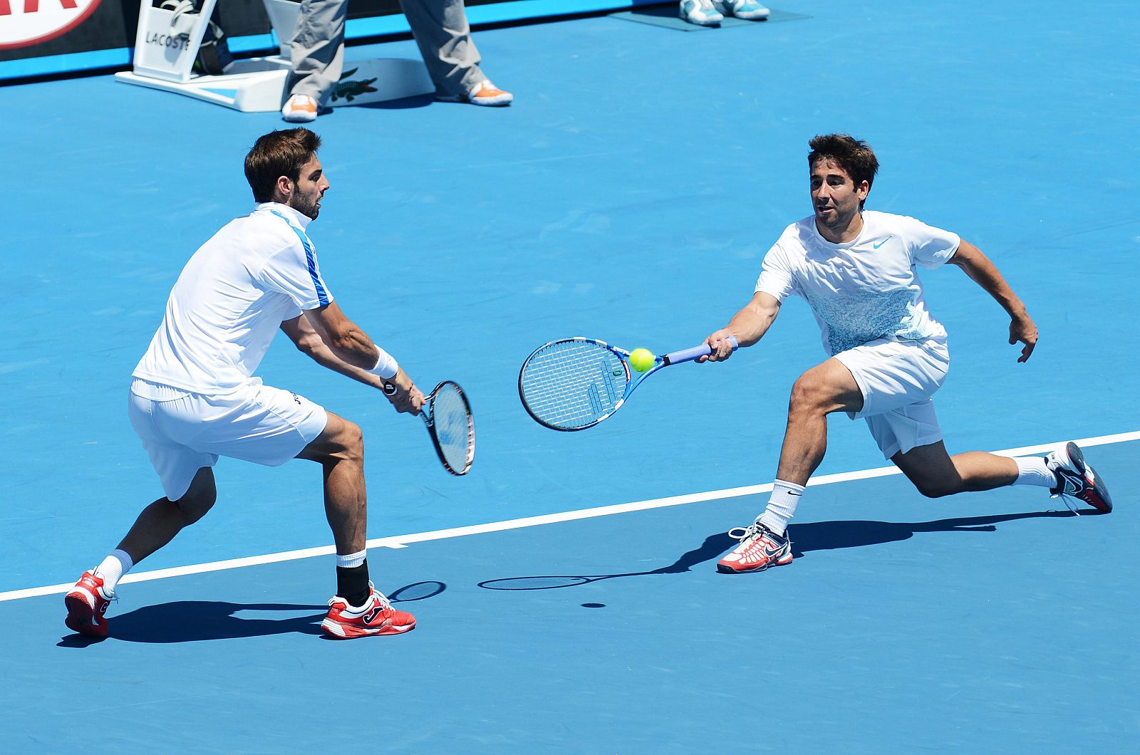 Marcel Granollers (i) y Marc Lopez (d) en la semifinal del Abierto de Australia ante los holandeses Haase ySijsling