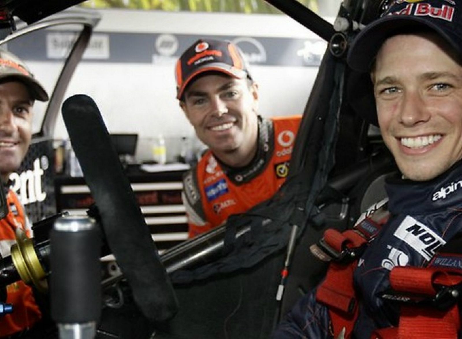 Imagen de Casey Stoner al volante de su Holden.