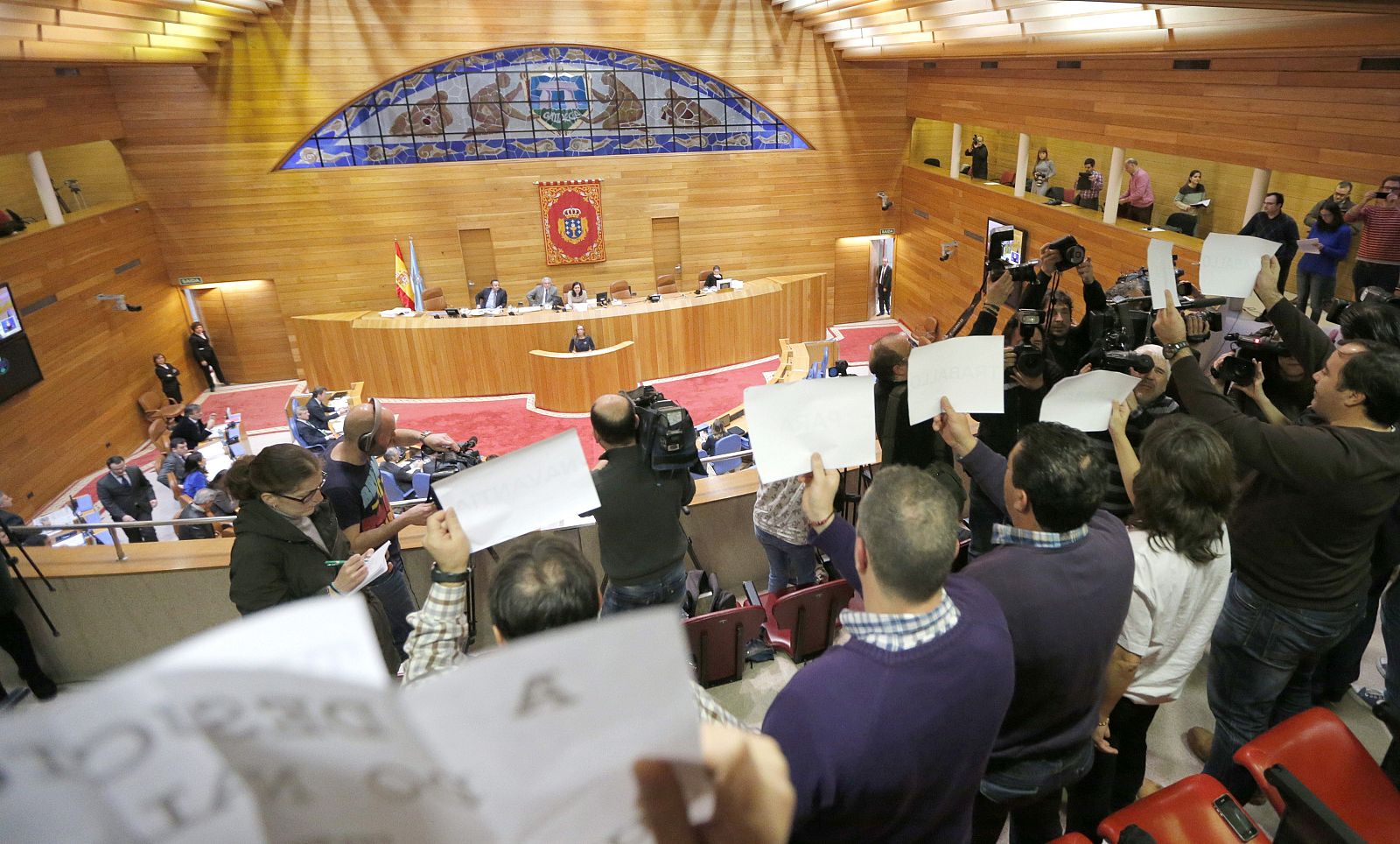 PROTESTAS  EN EL PARLAMENTO GALLEGO