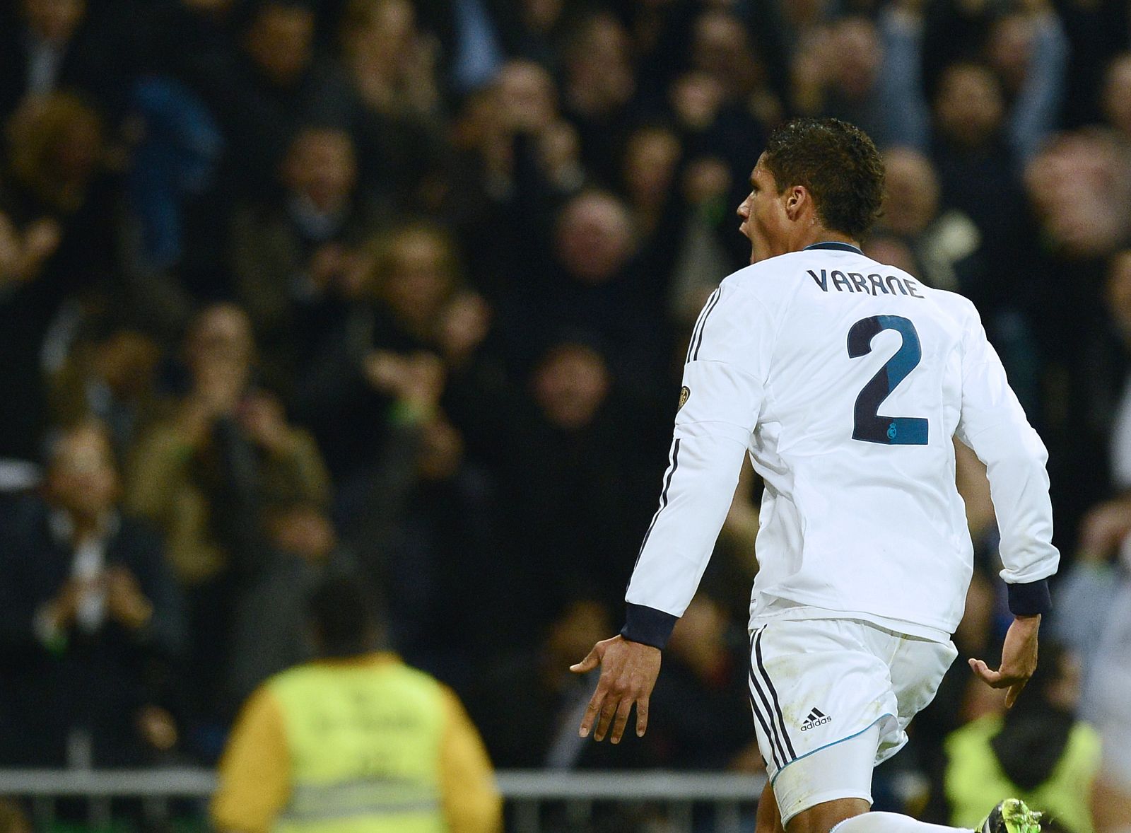 El defensa del Real Madrid Raphael Varane celebra el gol marcado frente al FC Barcelona