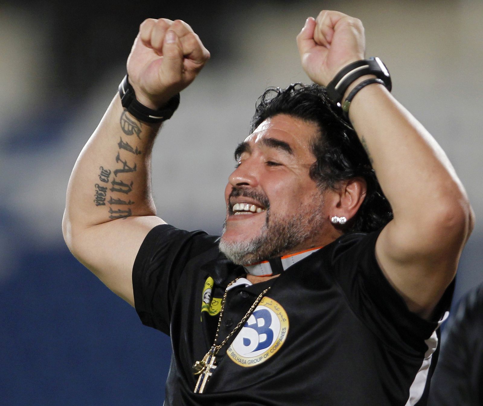 Diego Armando Maradona, celebra un gol de su equipo el Al-Wasl catarí.