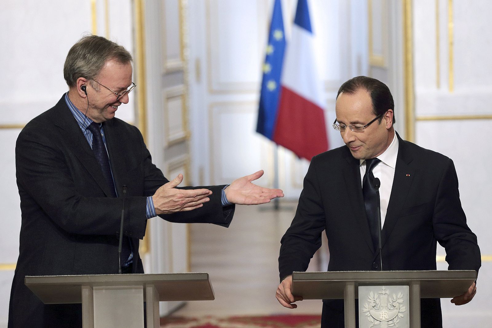 El presidente de Francia, François Hollande, en rueda de prensa con el presidente ejecutivo de Google, Eric Schmidt.