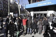 Protestas en los alrededores de la sede del PP, blindada por la policía durante el Comité Ejecutivo