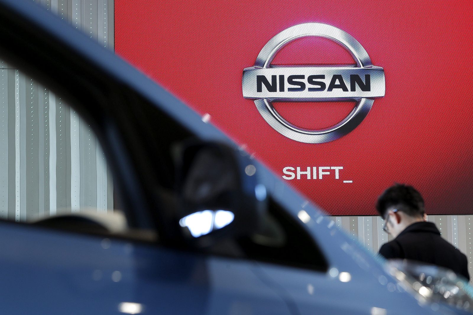 Vista del logotipo de Nissan en una sala de muestras de la compañía en Yokohama