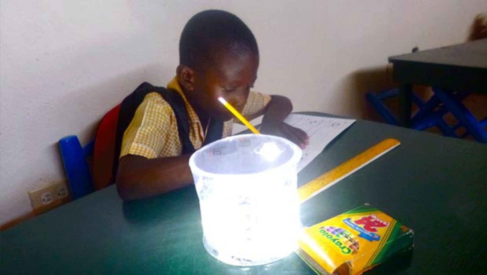 Luci, una lámpara que carga su batería con energía solar