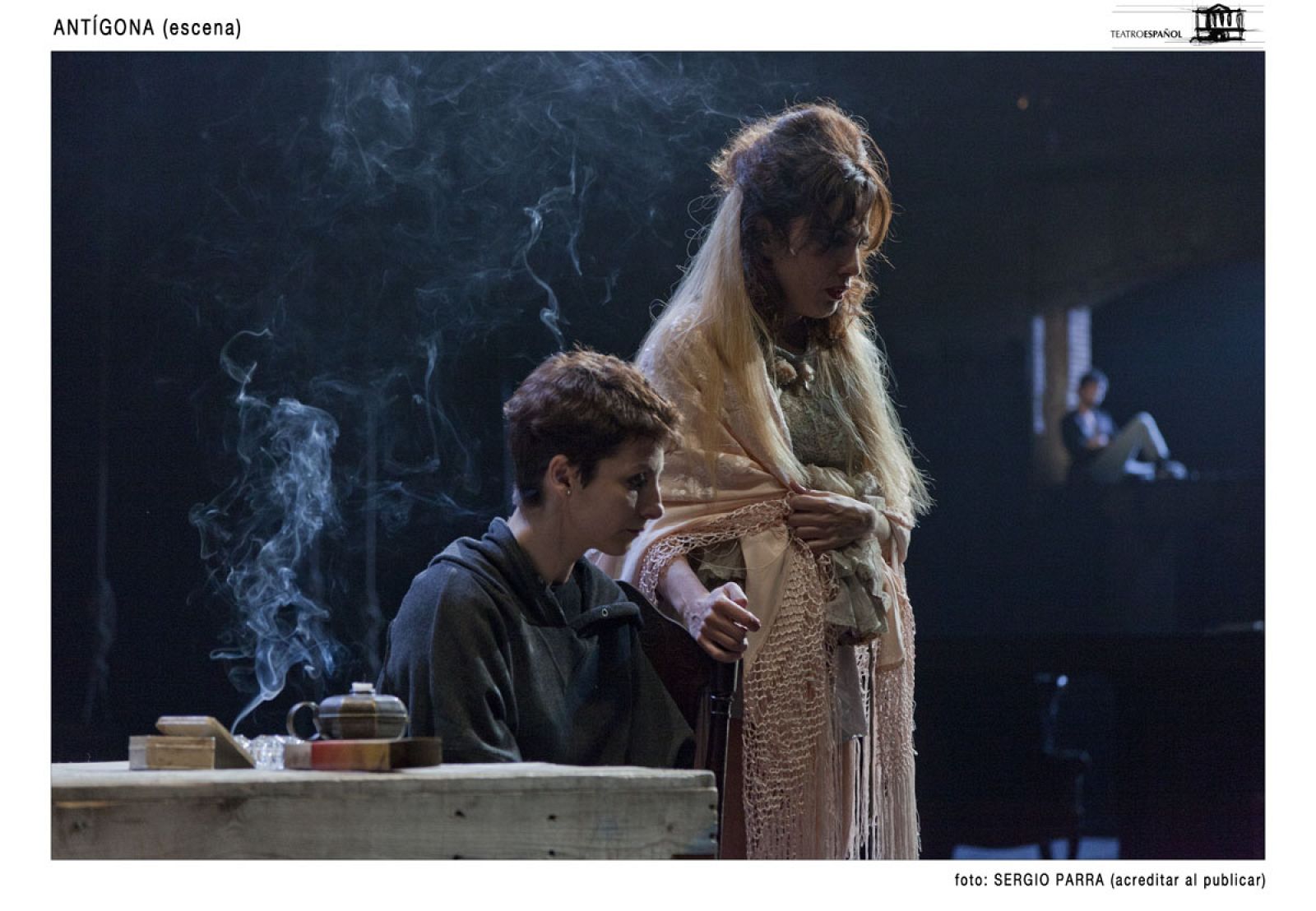 Antígona (Najwa Nimri) con su hermana Ismena (Toni Acosta)