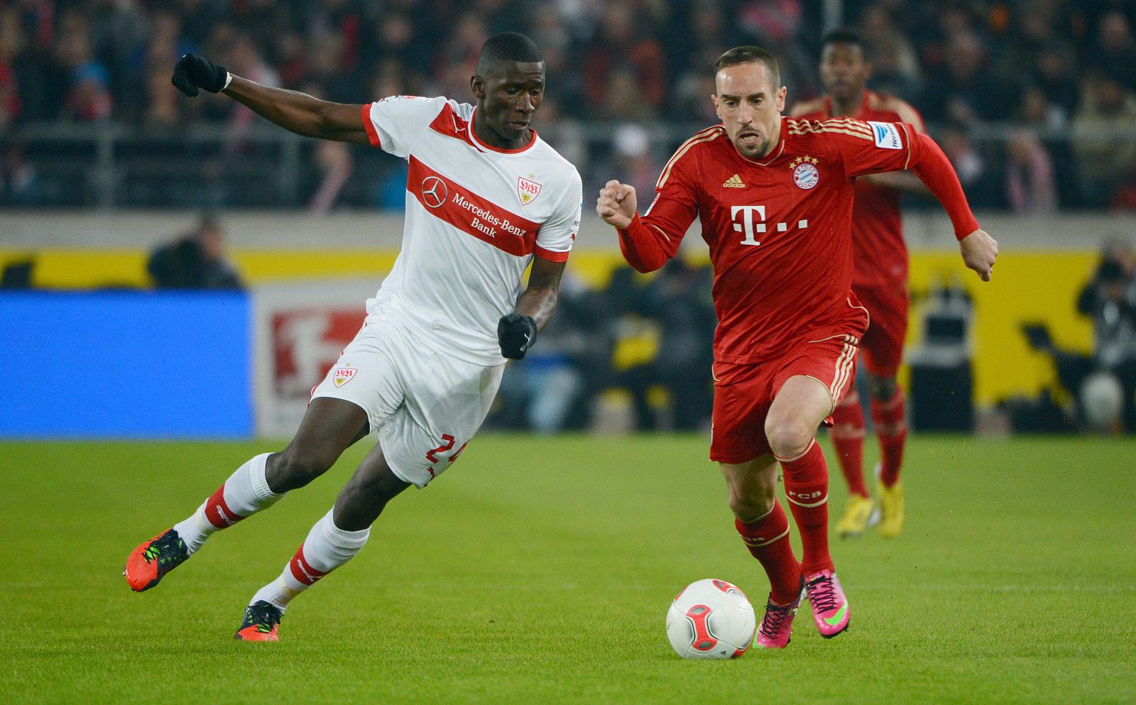 El francés Franck Ribéry (derecha), del Bayern, en un partido de la Liga alemana
