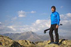 Carlos Soria celebra su 74 cumpleaños en Noruega mientras se prepara para hollar el Kanchenjunga