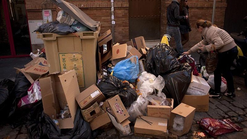 Los trabajadores votan en asamblea seguir con la huelga de basura de Sevilla