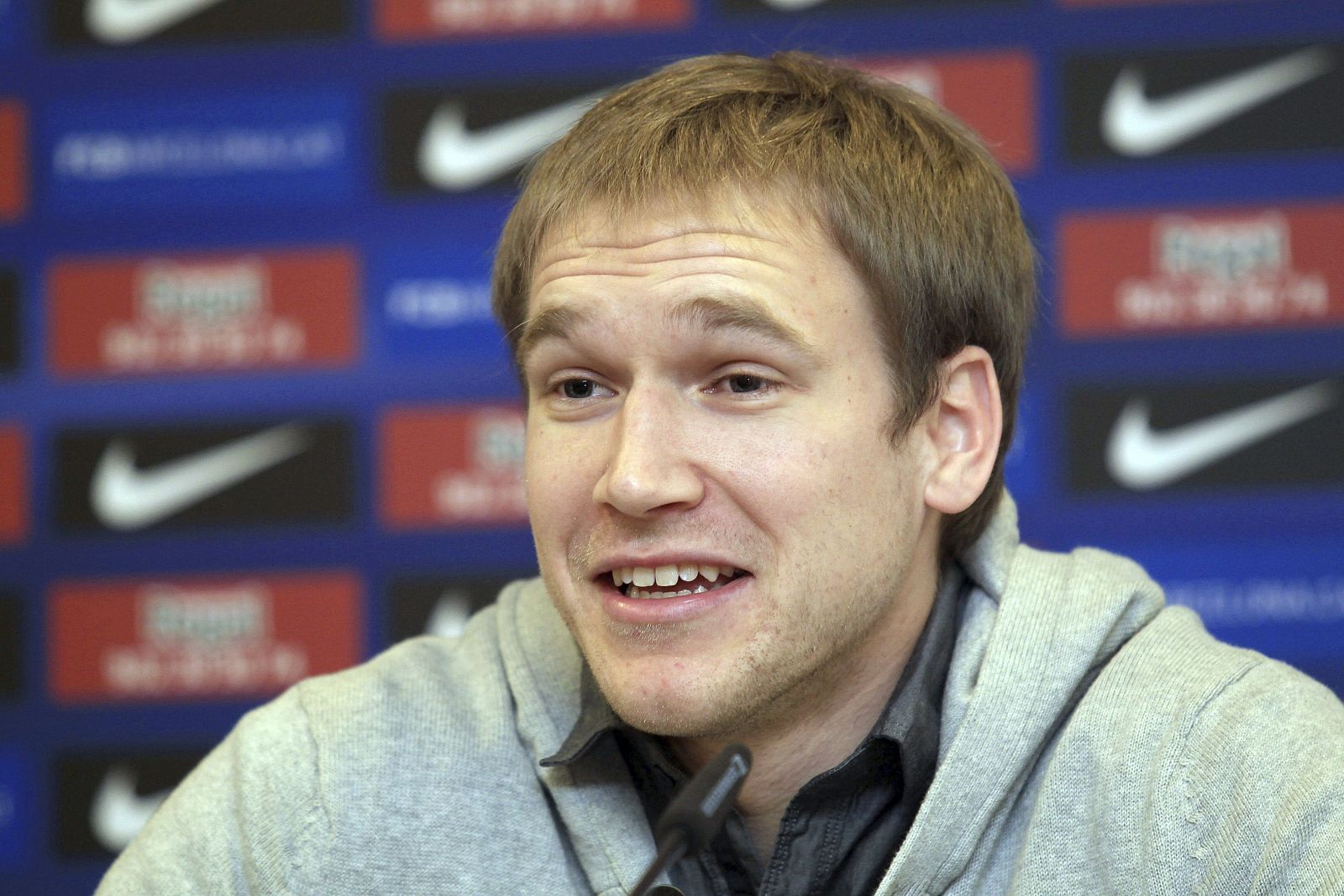 El jugador del FC Barcelona Regal Brad Oleson, en rueda de prensa