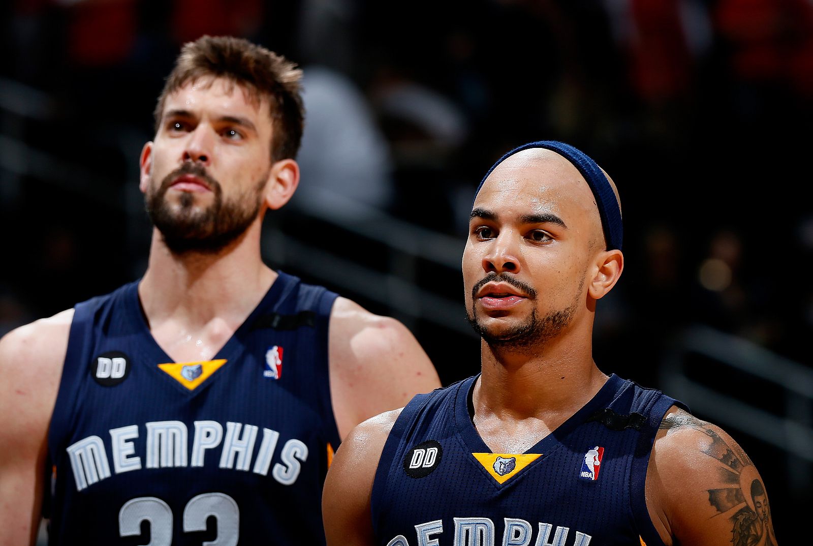 Marc Gasol (i) y Jerryd Bayless  lamentan la derrota de su equipo, los Grizzlies, frente a los Hawks
