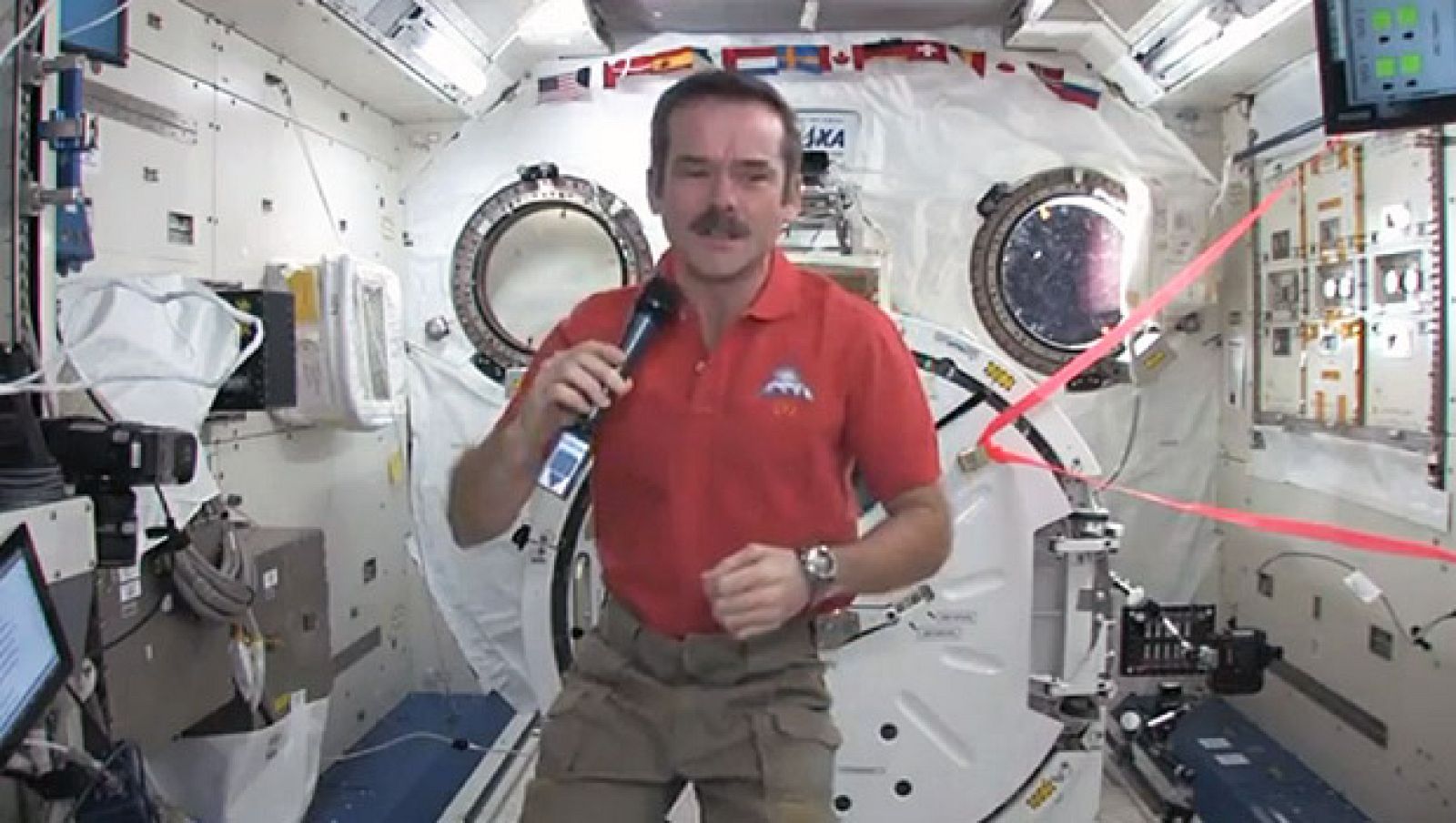 Chris Hadfield conversando con el 'Capitán Kirk' en la ISS.