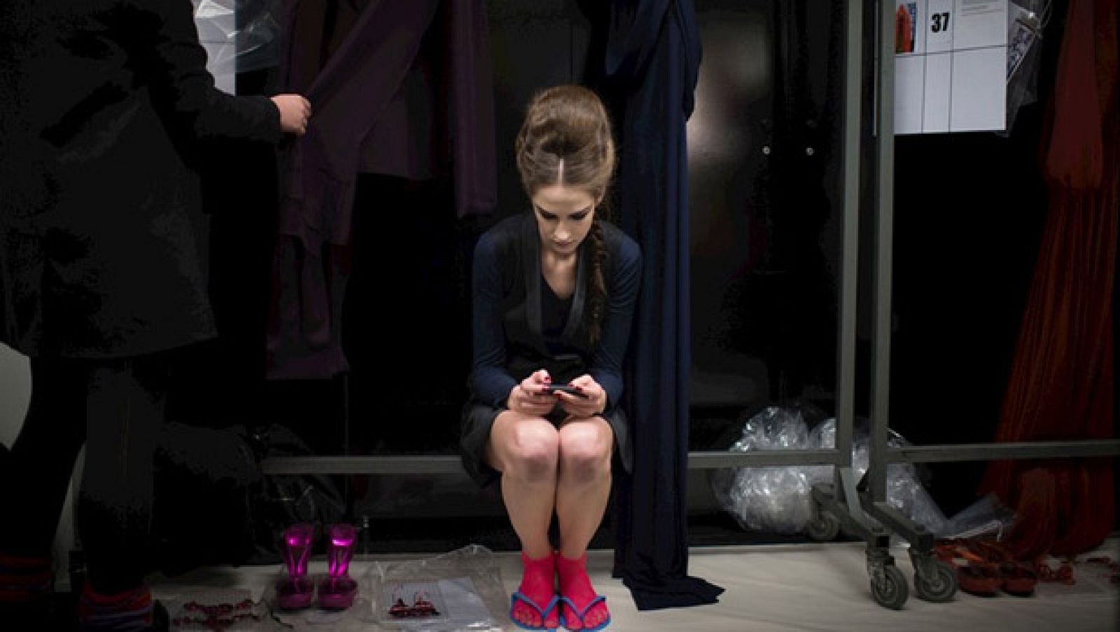 Una modelo utilizando su teléfono móvil en París.