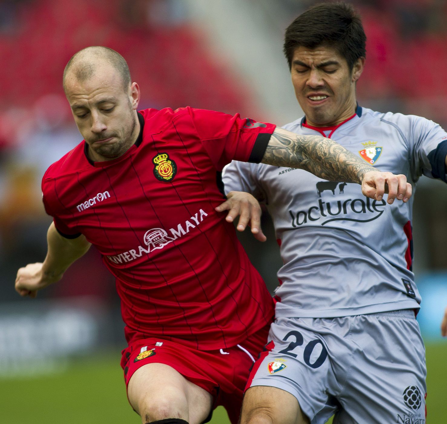 El defensa del Mallorca Hutton pugna un balón con Silva, de Osasuna