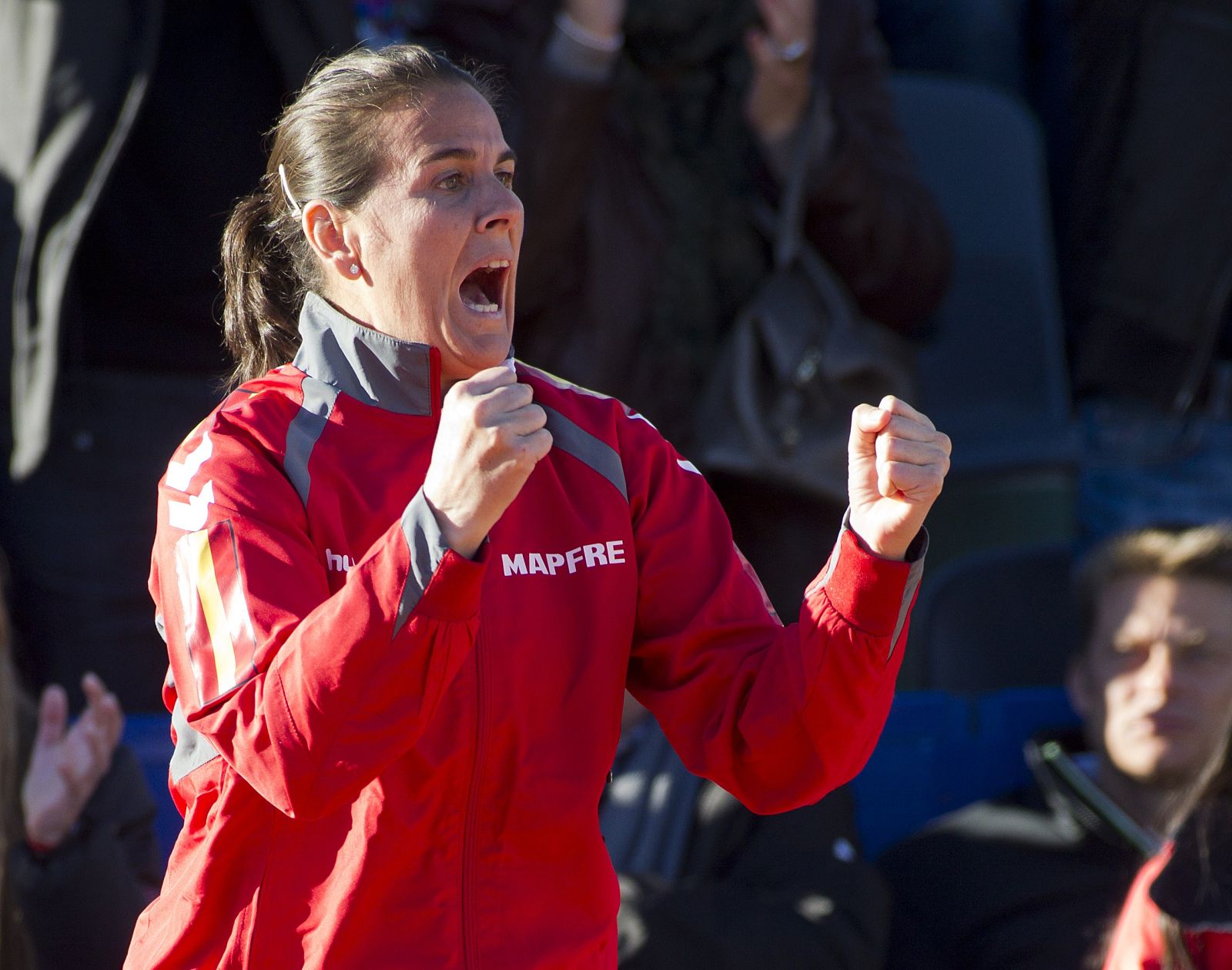 Conchita Martinez celebra la victoria de España en su debut como capitana.