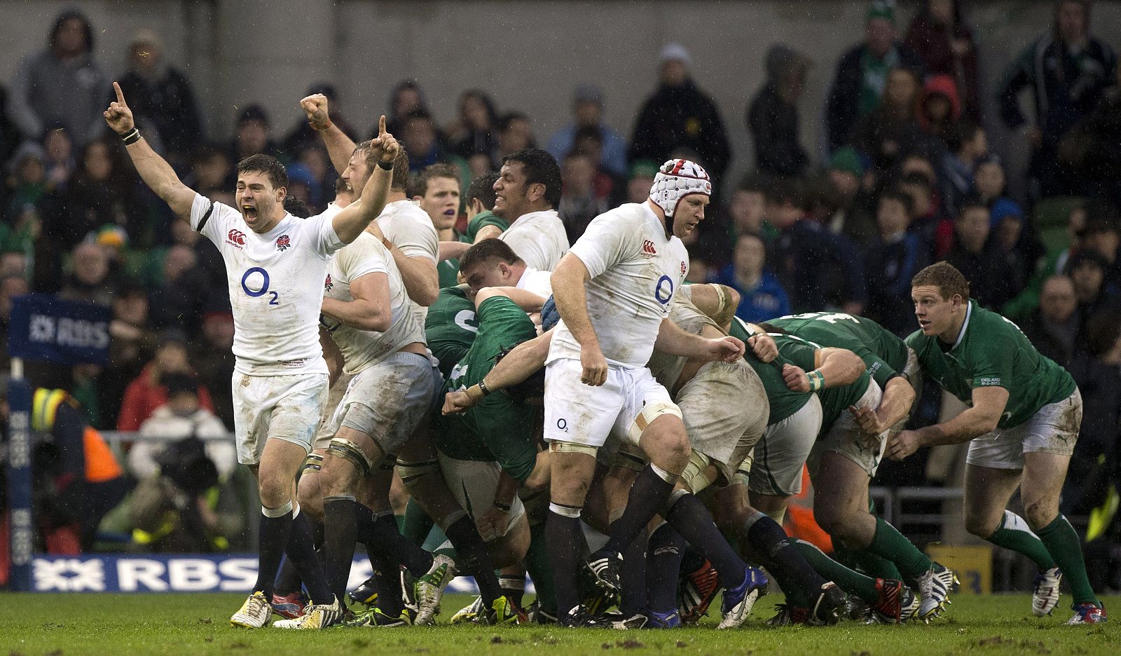 Los jugadores de la selección inglesa celebran la victoria en el partido contra Irlanda