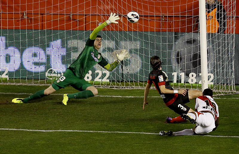 El Rayo aleja del liderato al Atlético