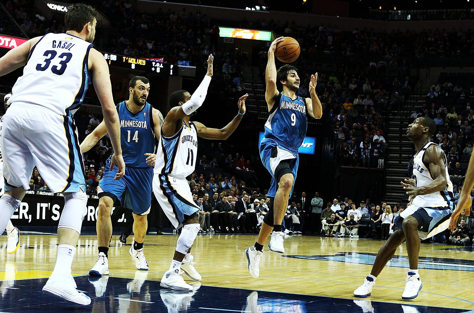 Ricky Rubio (2-d) de los Timber Wolves de Minnesota realiza un pase ante Mike Conley (3-i) y Tony Allen (d) de los Grizzlies de Memphis