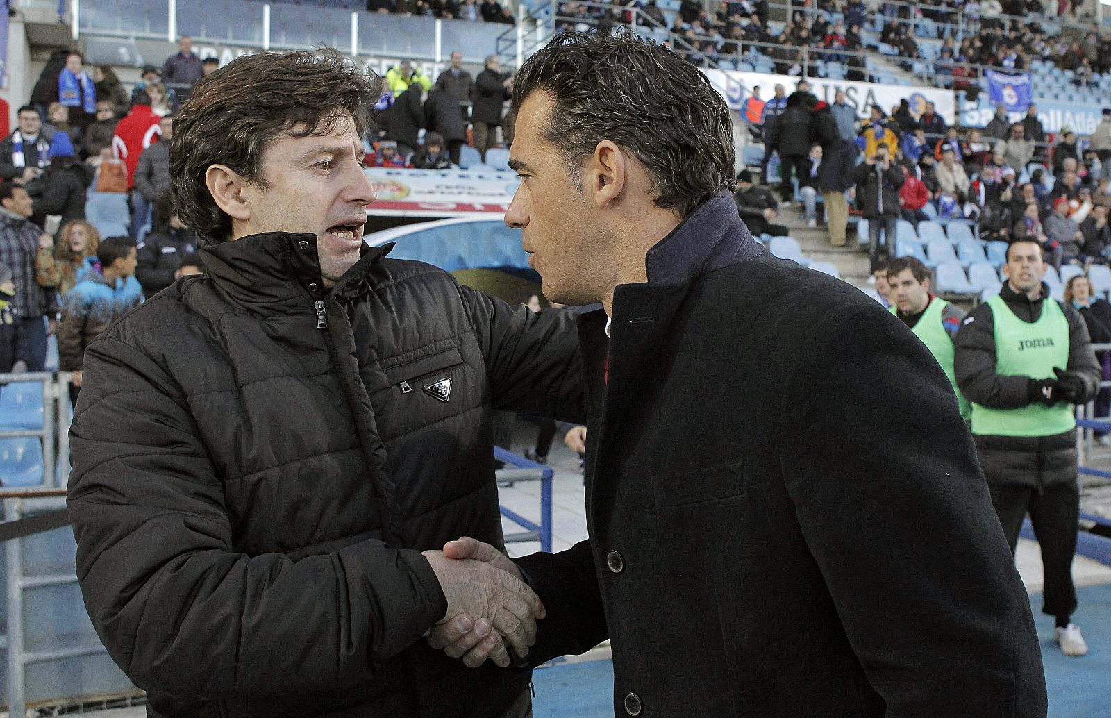 El entrenador del Getafe, Luis García (d), saluda a Domingos J. Paciencia (i), en imagen de archivo.