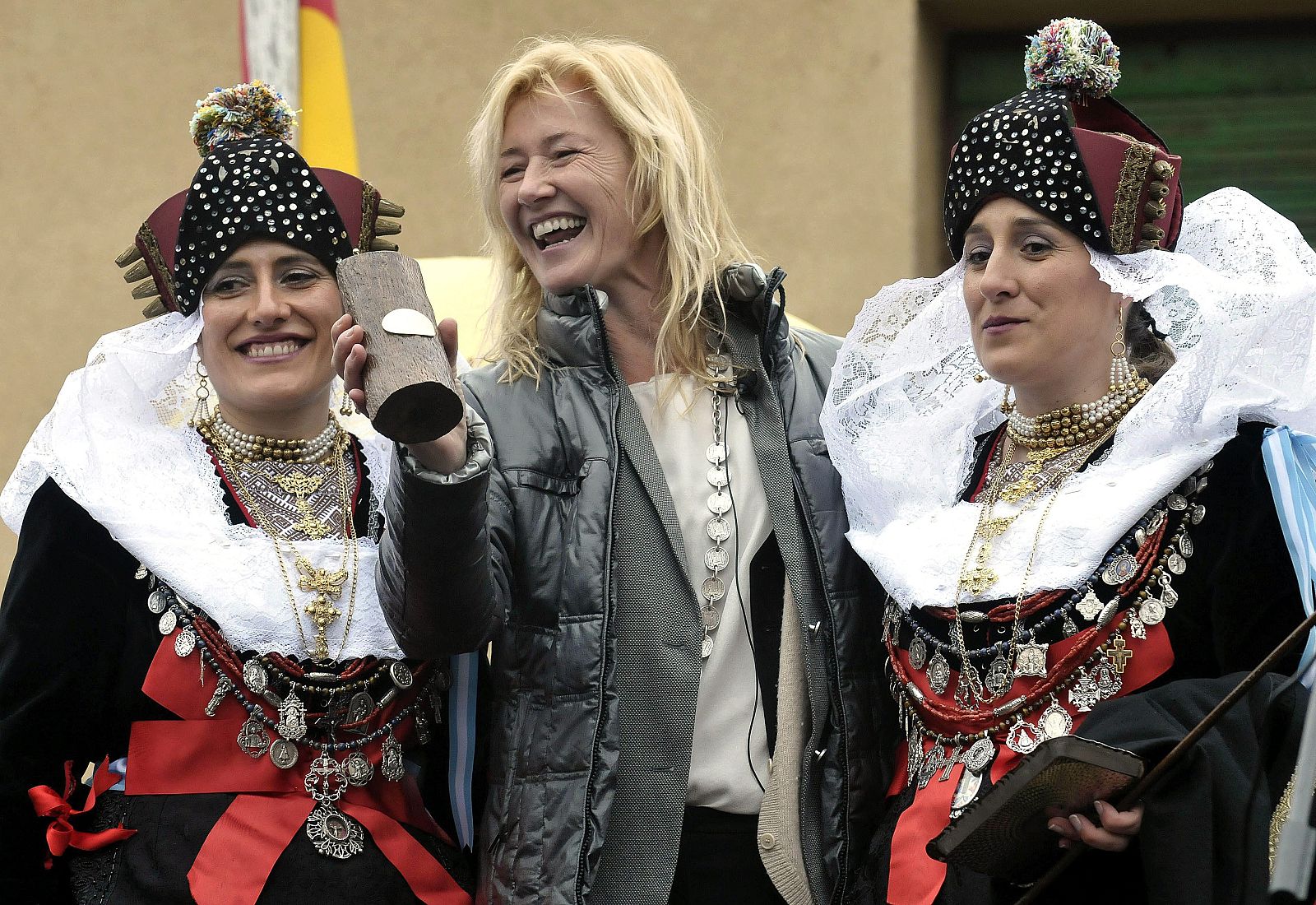 La actriz Ana Duato posa junto a las alcaldesas de Zamarramala (Segovia)