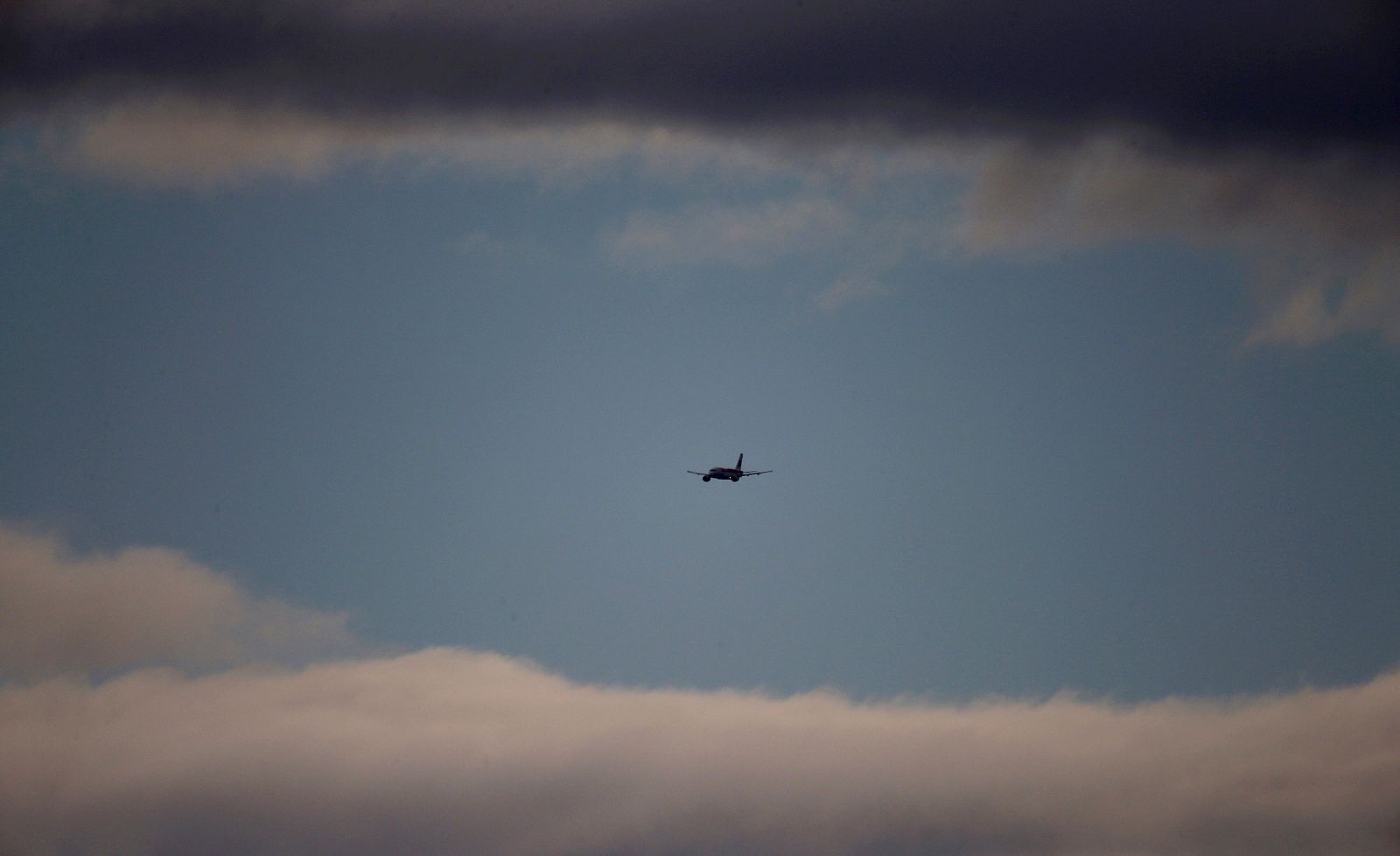 Un avión de Iberia aproximándose al aeropuerto de Barajas en Madrid