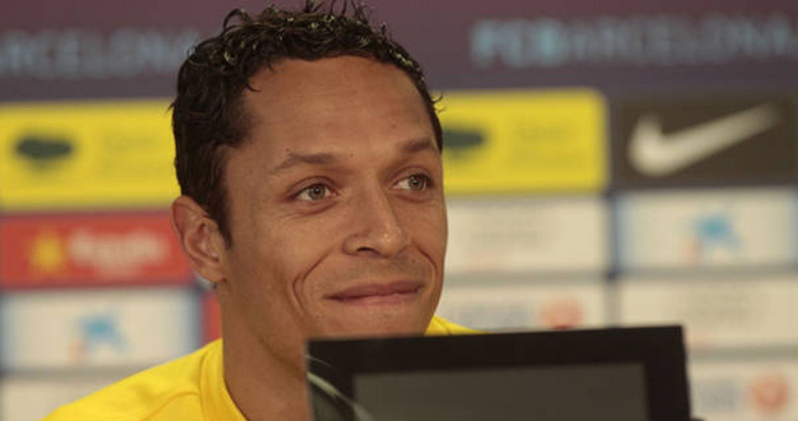 El defensa azulgrana, Adriano Correia, durante una rueda de prensa.