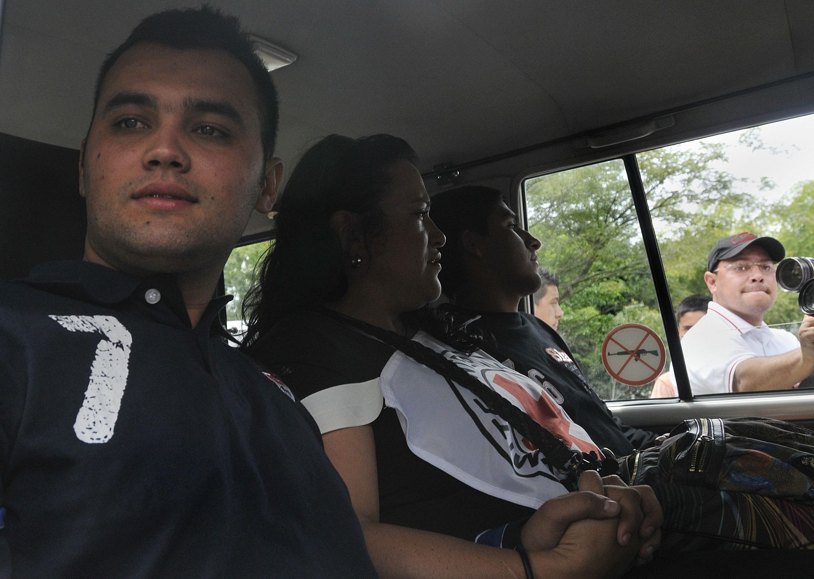 Los dos policias secuestrados son entregados por las FARC a la misión humanitaria de CICR Y ONG