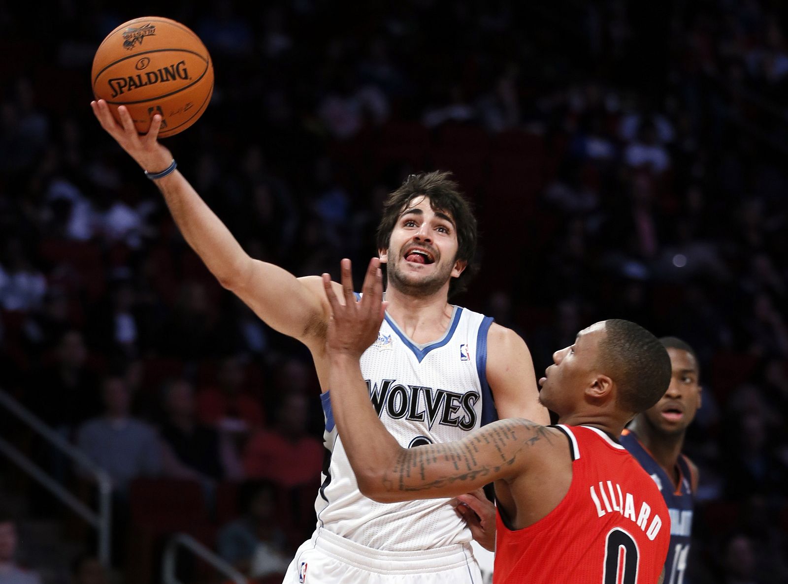 Ricky Rubio entra a canasta pese a la oposición de Damian Lillard.