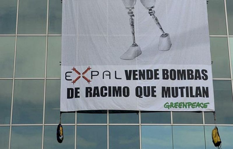 Greenpeace asalta la sede de una empresa a la que acusa de producir bombas racimo