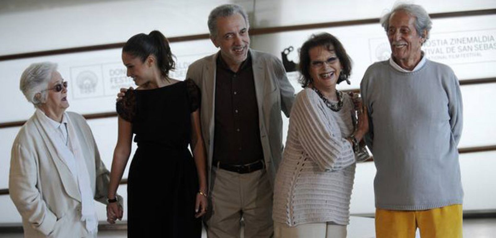 Jean  Rochefort junto al resto del reparto de 'El artista y la modelo'  en septembre de 2012 en el Festival de San Sebastián