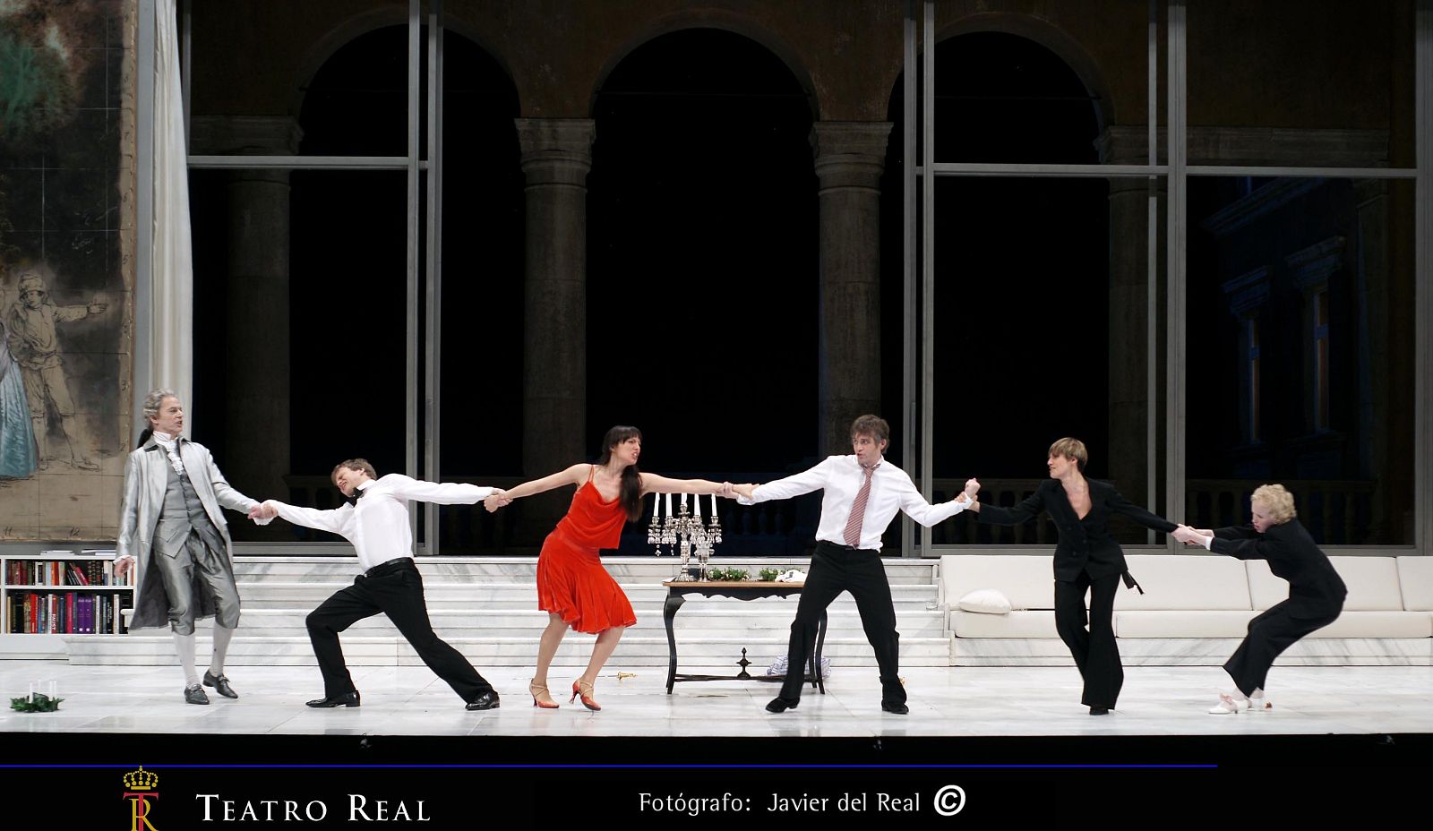 Imagen del final que nos propone este Cosí fan tutte que parece sembrar dudas sobre el futuro de los dos matrimonios