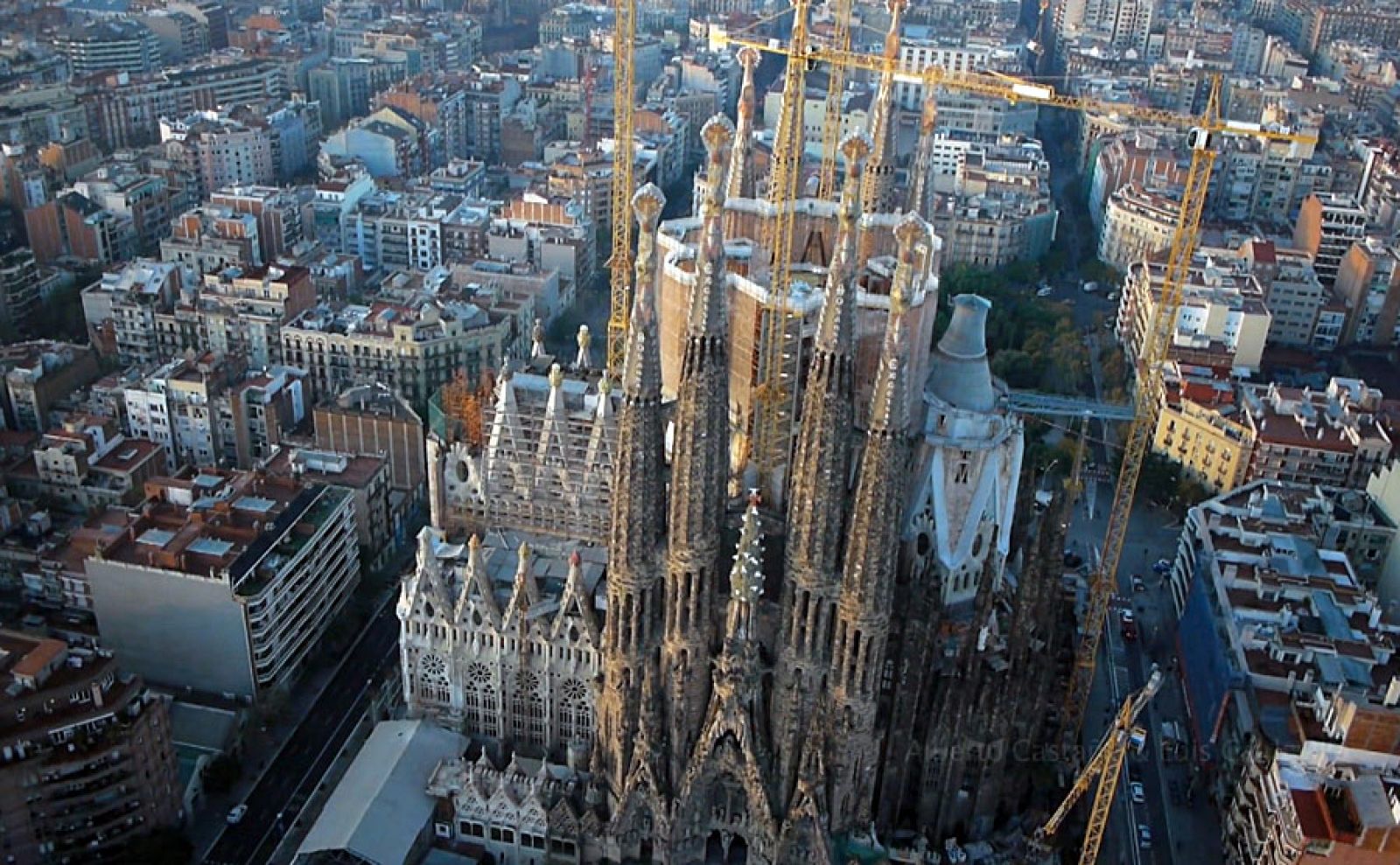 La Sagrada Familia en uno de los momentos captados por el octocóptero en vídeo.