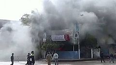 Un grupo de manifestantes incendian una antigua sede policial en el este de Egipto