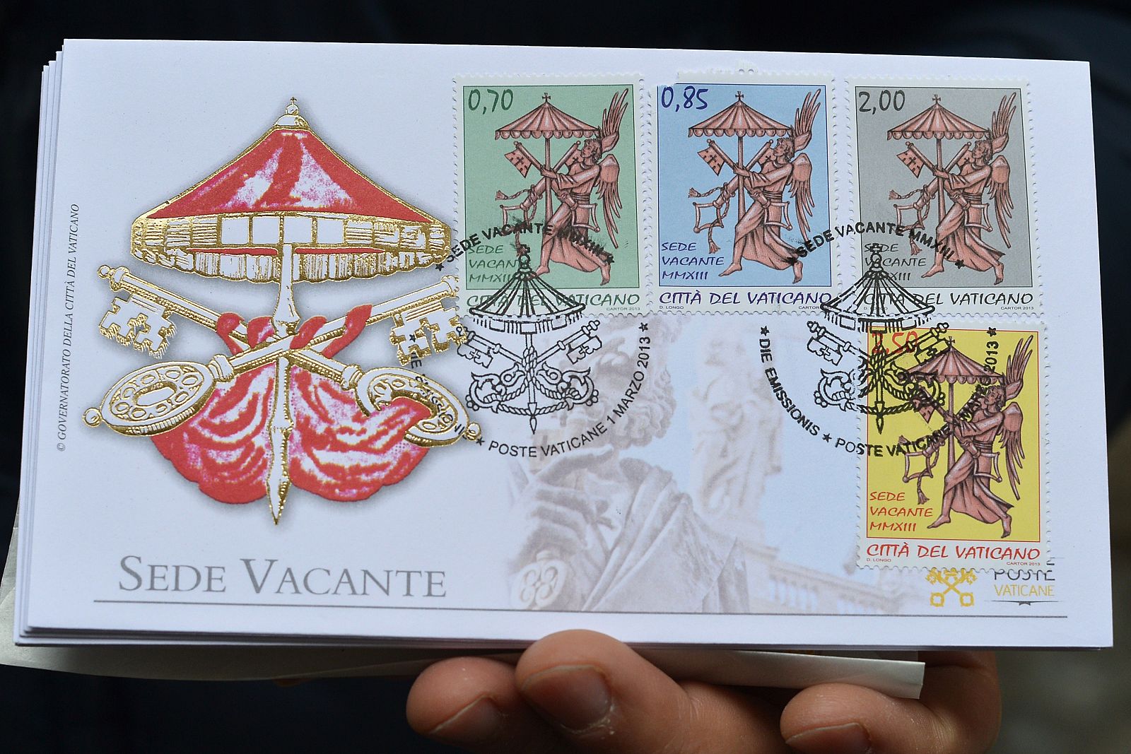 Sobre con los sellos y emblemas de la sede vacante