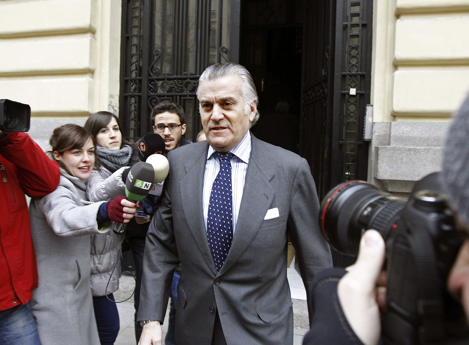 Bárcenas saliendo de su domicilio