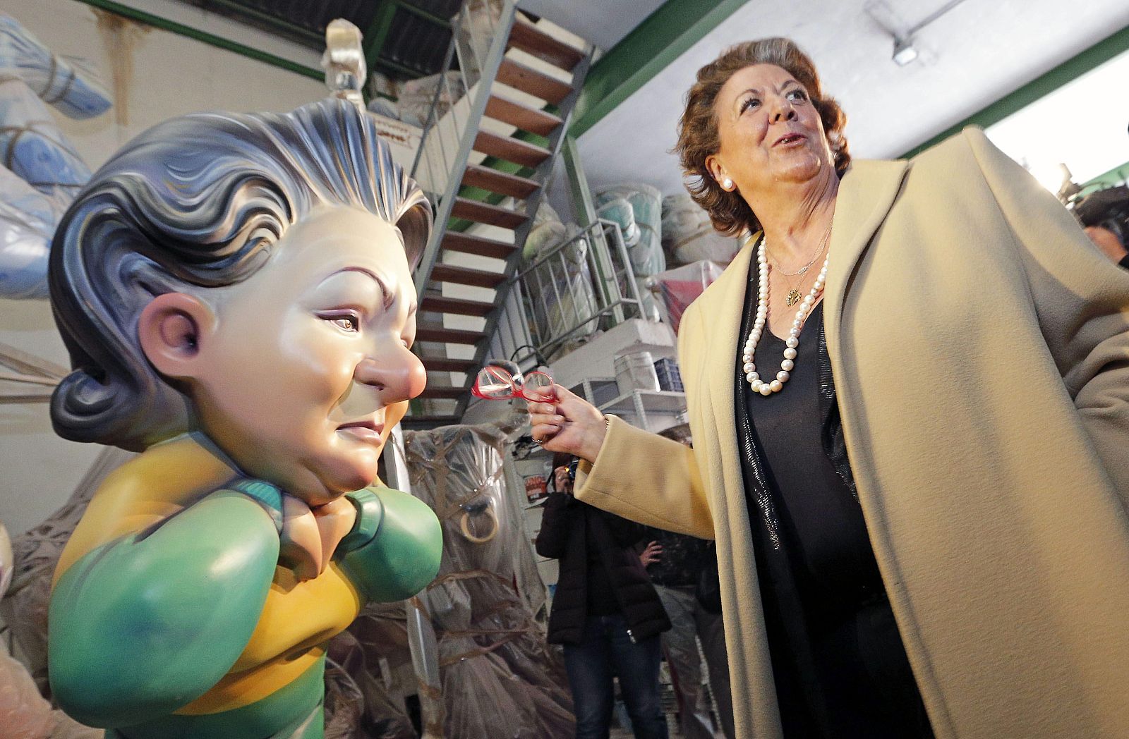 LA ALCALDESA BARBERÁ VISITA LOS TALLERES FALLEROS