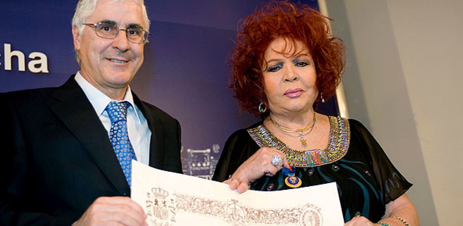 Sara Montiel recibe la medalla al mérito en el trabajo