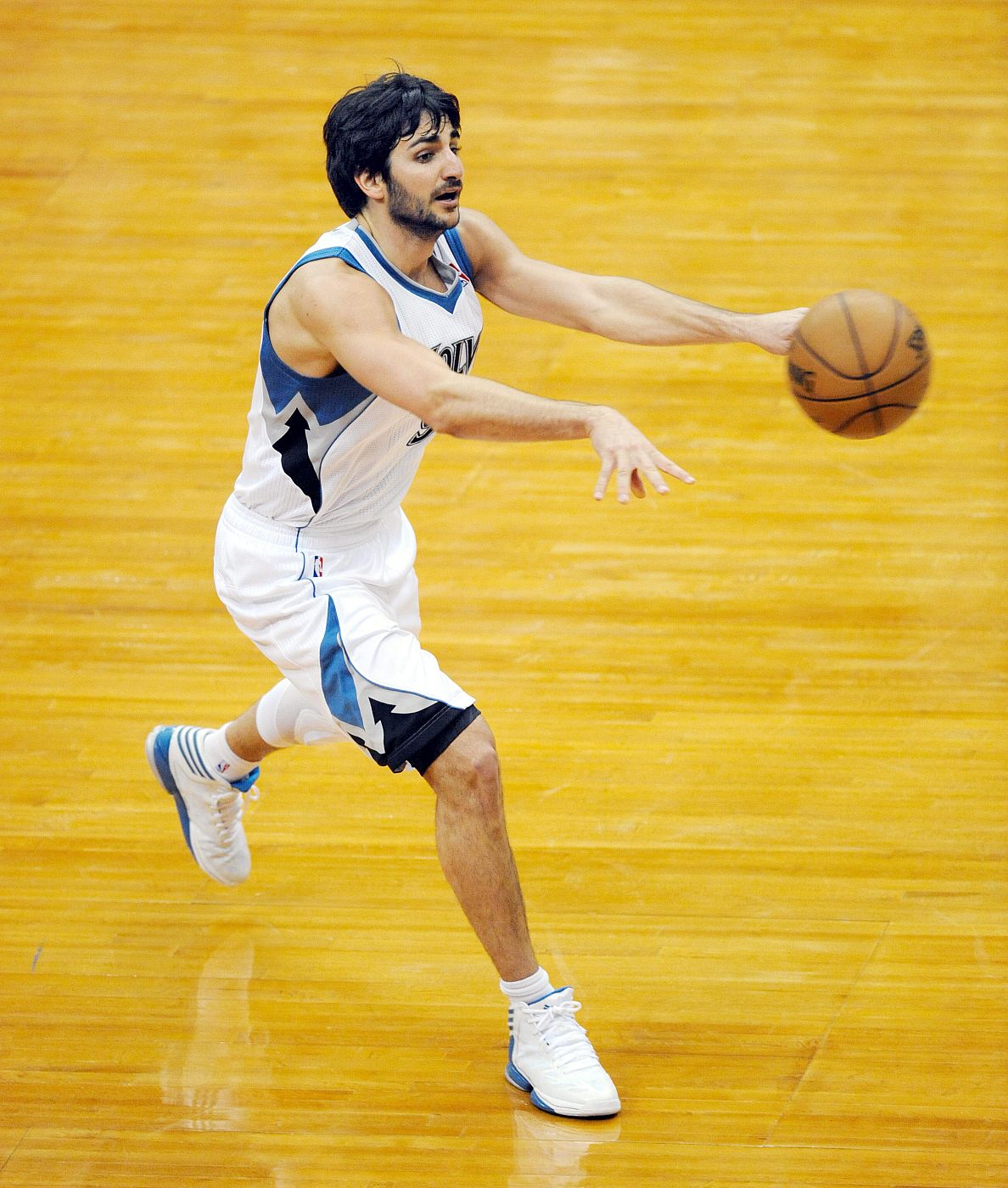 El jugador de los Timberwolves Ricky Rubio controla el balón.