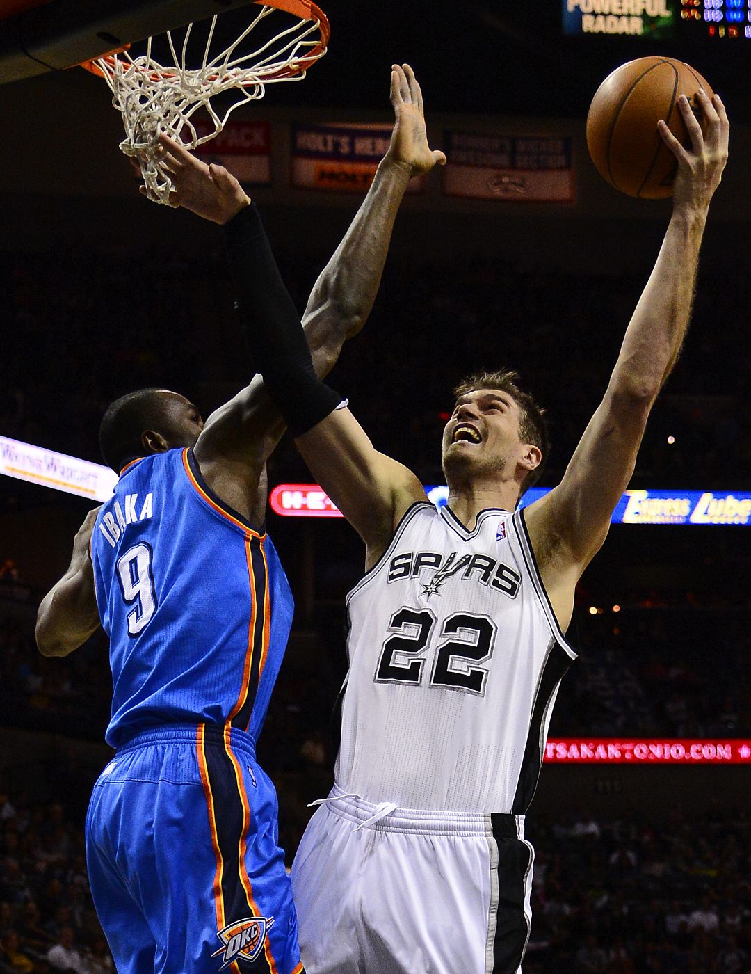 Tiago Splitter (d) de los San Antonio Spurs recibe la marca de Serge Ibaka (i) de los Oklahoma City Thunder
