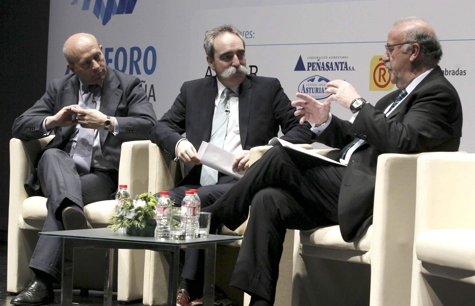 Vicente del Bosque (d), junto al ministro de Educación, Cultura y Deporte, José Ignacio Wert (i), en el XXI Foro Marca España